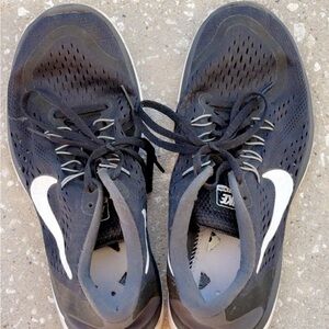 Nike Black and White Women’s Athletic Shoes